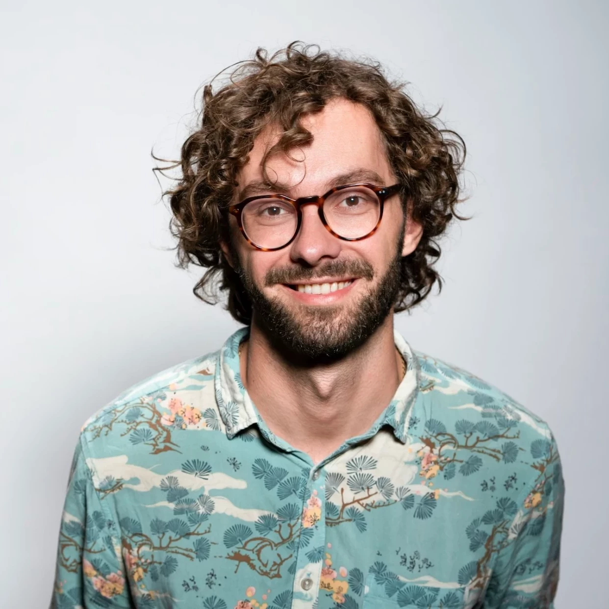 photo-1568602471122-7832951cc4c5